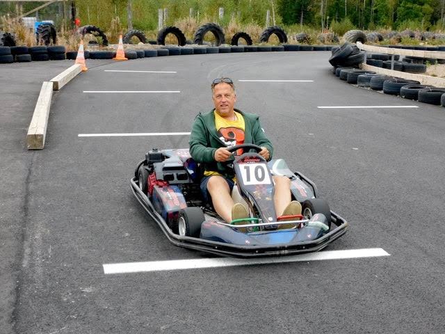 Thomas im Go-Kart auf der Außenstrecke